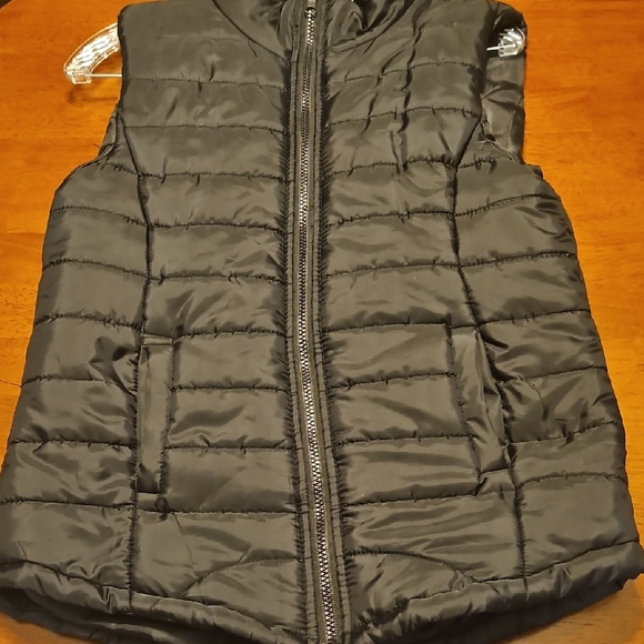 Black Quilted Puffer Vest - Picture 2 of 4